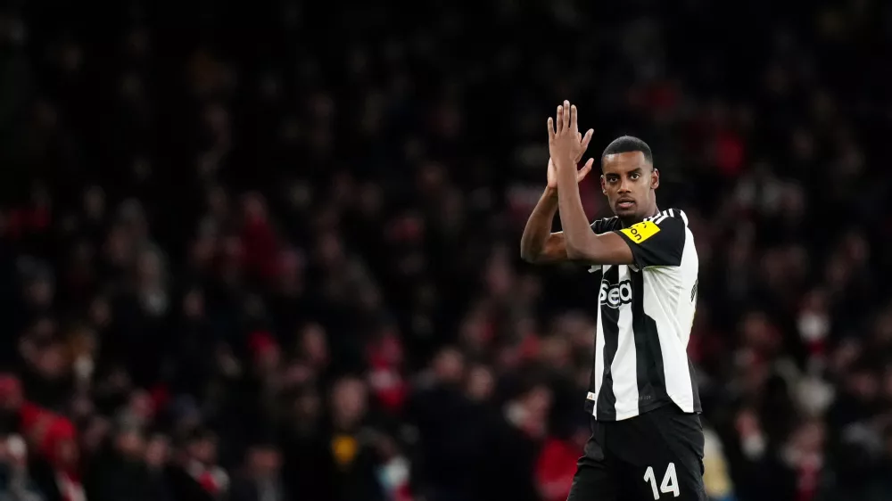 FILED - 01 September 2025, United Kingdom, London: Newcastle's Alexander Isak applauds the fans after the English Premier League soccer match between AFC Bournemouth and Newcastle United. Photo: John Walton/PA Wire/dpa