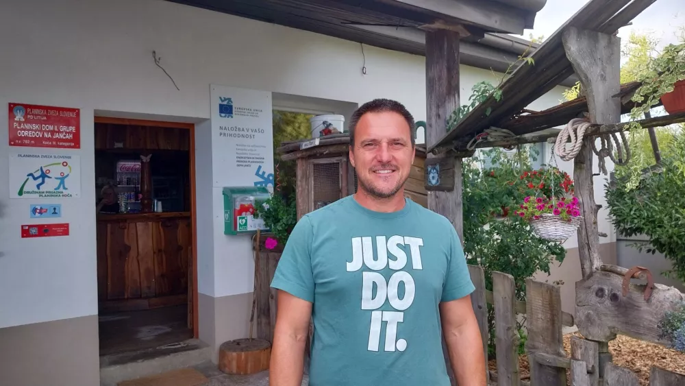 Dom na Jančah vodi Du&scaron;an Zajc &ndash; oskrbnik, gostitelj, mojster testa in pripovedovalec lokalnih zgodb.