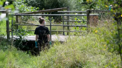 29 August 2025, Filderstadt: A policewoman stands by a bridge on the outskirts of Filderstadt. A suitcase with a body inside was found under a bridge by a small stream in Filderstadt. Photo: Markus Lenhardt/dpa,Image: 1032321503, License: Rights-managed, Restrictions: GERMANY OUT, Model Release: no