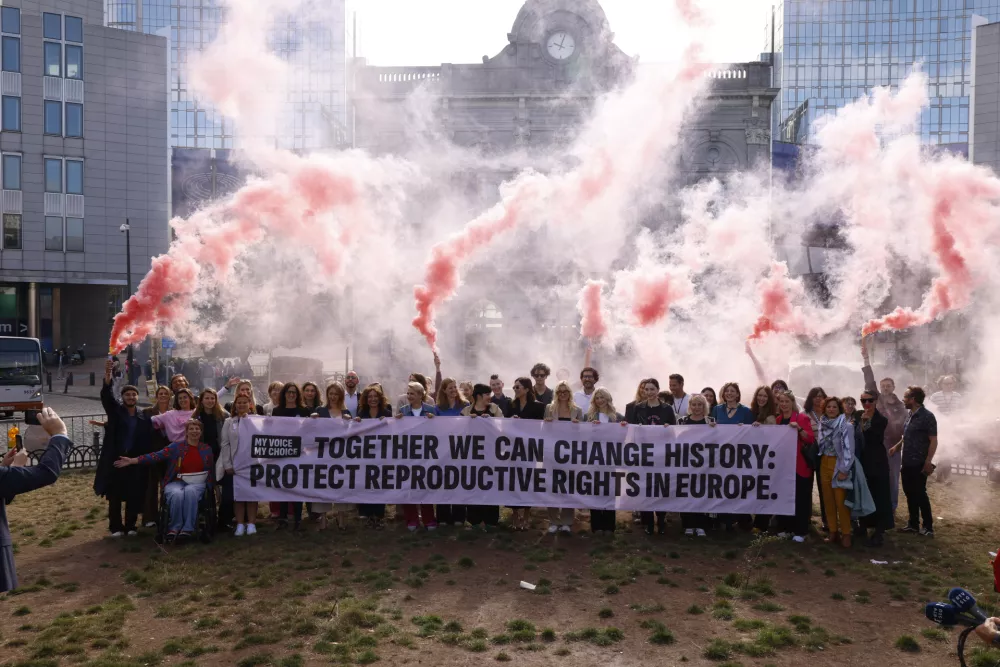 Belgija, Bruselj.Danes so predstavniki gibanja My Voice, My Choice Evropski komisiji uradno predali 1.124.513 preverjenih podpisov Evropske drzavljanske pobude (ECI) My Voice, My Choice: za varen in dostopen splav. Foto: Crt Piksi