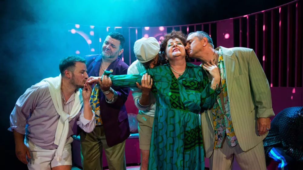 Vpi&scaron;ite, obnovite ali podarite abonma, od 1. septembra do 17. oktobra 2025, pri blagajni gledali&scaron;ča na Krekovem trgu 2 v Ljubljani. 