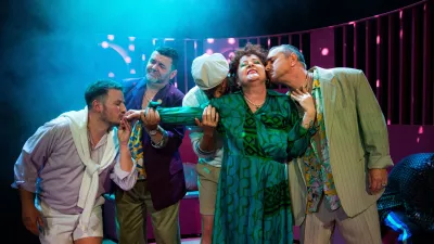 Vpi&scaron;ite, obnovite ali podarite abonma, od 1. septembra do 17. oktobra 2025, pri blagajni gledali&scaron;ča na Krekovem trgu 2 v Ljubljani. 