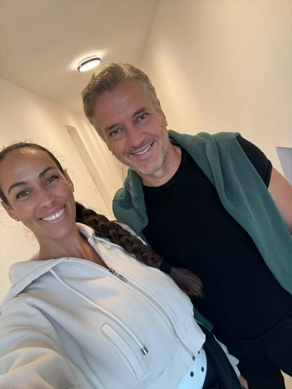 Ti, jaz, midva je na instagram svoje izvoljenke Tine Gaber napisal Robert Golob in vsem razumljivo dodal sličico prstana. Dvomov ni več. 