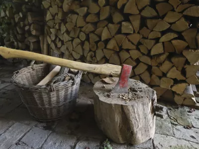 - drva &ndash; polena &ndash; sekanci - les - sekira- 16.10.2023 &ndash; simbolična fotografija &ndash; kurilna sezona - ogrevanje &ndash; kurjava - //FOTO: Luka Cjuha