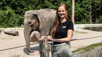Petra Vrh Vrezec, biologinja in operna pevka s slonico Gango / Foto: Žare Modlic