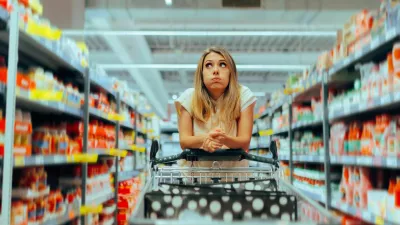 Buyer deciding about purchases in a big store / Foto: Nicoletaionescu