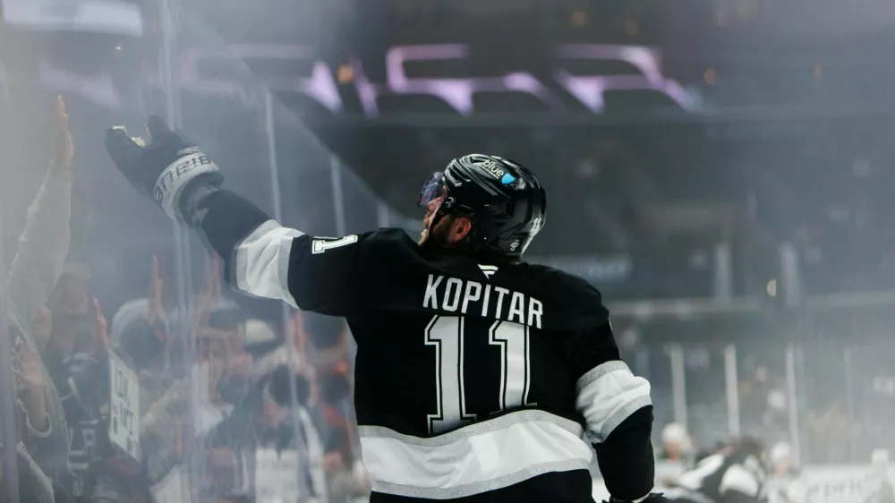 Kopitar je nedavno po tekmi takole med navijače vrgel pak. / Foto: Profimedia