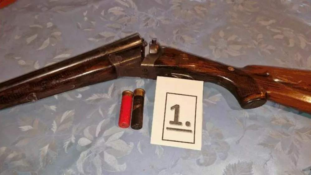 Osumljenemu krivolova so zasegli lovsko pu&scaron;ko. 