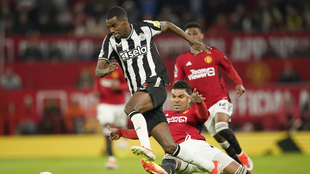 FILE - Newcastle's Alexander Isak, center, challenges for the ball with Manchester United's Casemiro during the English Premier League soccer match between Manchester United and Newcastle United, in Manchester, England, Wednesday, May 15, 2024. (AP Photo/Dave Thompson, File) / Foto: Dave Thompson