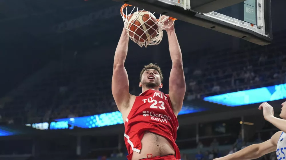 Basketball - FIBA EuroBasket 2025 - Group Phase - Estonia v Turkey - Xiaomi Arena, Riga, Latvia - September 1, 2025 Turkey's Alperen Sengun scores a basket REUTERS/Ints Kalnins