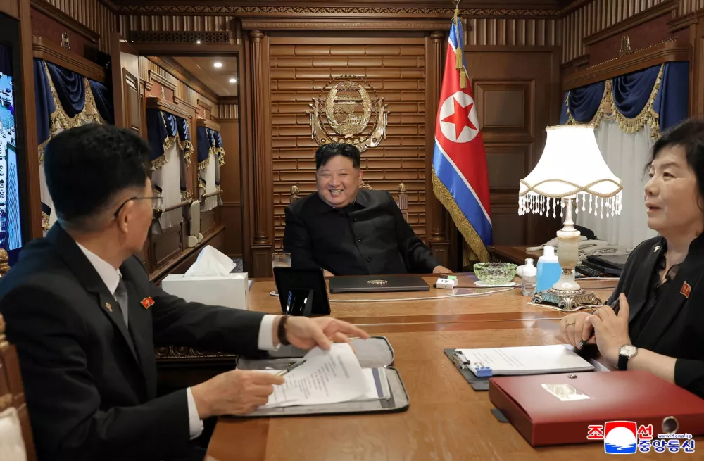 North Korean leader Kim Jong Un travels by train as he leaves Pyongyang to attend China's celebration of the formal surrender of Japan in World War Two, in this picture released by the Korean Central News Agency on September 2, 2025. KCNA via REUTERS  ATTENTION EDITORS - THIS IMAGE WAS PROVIDED BY A THIRD PARTY. REUTERS IS UNABLE TO INDEPENDENTLY VERIFY THIS IMAGE. NO THIRD PARTY SALES. SOUTH KOREA OUT. NO COMMERCIAL OR EDITORIAL SALES IN SOUTH KOREA. / Foto: Kcna