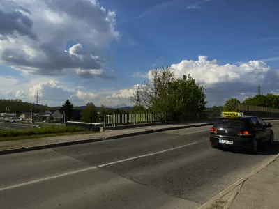 - &scaron;ola vožnje - avto&scaron;ola - 04.05.2022 &ndash; nadvoz Cesta dveh cesarjev nad ljubljansko obvoznico - - most in cesti&scaron;če v slabem stanju//FOTO: Nik Erik Neubauer