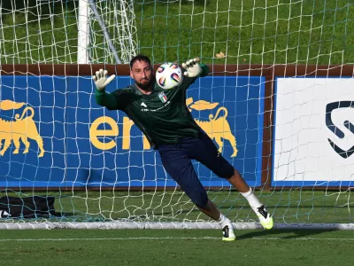 Soccer Football - Gennaro Gattuso first training session with Italy - FIGC Coverciano Technical Centre, Coverciano, Italy - September 1, 2025 Italy's Gianluigi Donnarumma during training REUTERS/Jennifer Lorenzini