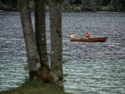 - Bohinj, kanuji, veslanje, jezero, čoln- Reportaža POLETJE //FOTO: Luka CjuhaOPOMBA: ZA OBJAVO ZA OBJAVO V PRILOGI &ndash; DNEVNIKOV OBJEKTIV - REPORTAŽA