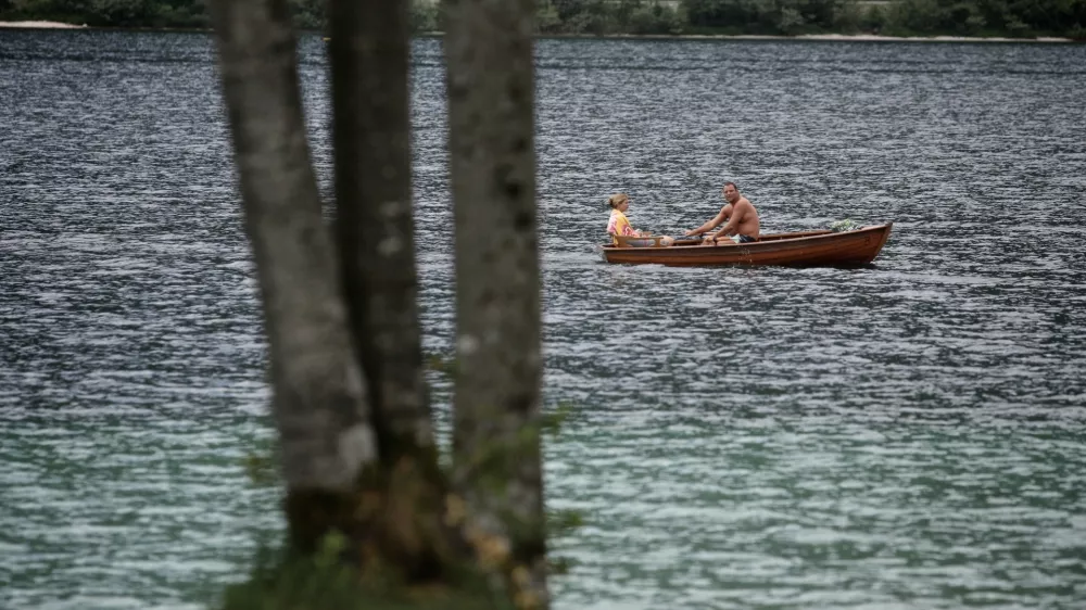 - Bohinj, kanuji, veslanje, jezero, čoln- Reportaža POLETJE //FOTO: Luka CjuhaOPOMBA: ZA OBJAVO ZA OBJAVO V PRILOGI &ndash; DNEVNIKOV OBJEKTIV - REPORTAŽA
