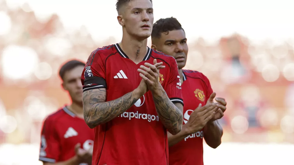 Soccer Football - Premier League - Manchester United v Arsenal - Old Trafford, Manchester, Britain - August 17, 2025 Manchester United's Benjamin Sesko looks dejected after the match Action Images via Reuters/Jason Cairnduff EDITORIAL USE ONLY. NO USE WITH UNAUTHORIZED AUDIO, VIDEO, DATA, FIXTURE LISTS, CLUB/LEAGUE LOGOS OR 'LIVE' SERVICES. ONLINE IN-MATCH USE LIMITED TO 120 IMAGES, NO VIDEO EMULATION. NO USE IN BETTING, GAMES OR SINGLE CLUB/LEAGUE/PLAYER PUBLICATIONS. PLEASE CONTACT YOUR ACCOUNT REPRESENTATIVE FOR FURTHER DETAILS..