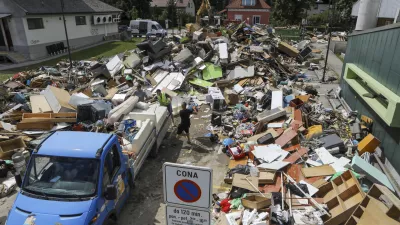 odpadki zbirni center pred ZD Menge&scaron; - - 07.08.2023 - Najhuj&scaron;a naravna ujma v zgodovini Slovenije - prizadeti dve tretjini države - ujma - poplave &ndash;  PREGLED LETA 2023//FOTO: Luka Cjuha