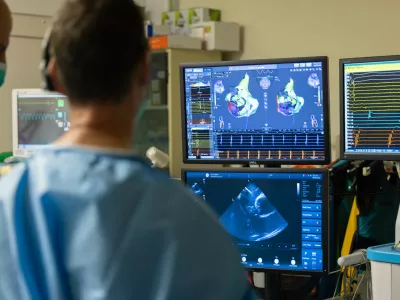 Ljubljana, UKC Ljubljana.V Univerzitetnem klinicnem centru Ljubljana so pridobili najsodobnejso napravo za zdravljenje kompleksnih motenj srcnega ritma. Naprava omogoca fleksibilen nacin zdravljenja, z njo pa lahko opravijo poseg ne glede na vrsto motnje srcnega ritma, ki jo diagnosticirajo med posegom.Foto: Zan Rutar