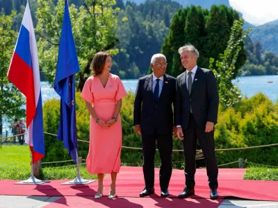 Golobovi pogledi za predsednika Costo