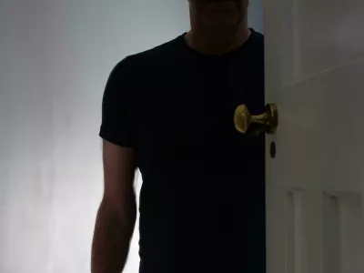 Ženo stradal in žgal po telesu, pomagala mu je mama