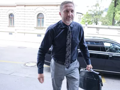 Klemen Bo&scaron;tjančič- 30.06.2025 - Koalicijski partnerji se bodo pri premierju Robertu Golobu sestali na t.i. mini koalicijskem vrhu. Golob bo po nedavnem sprejetju deklaracije o zvi&scaron;anju obrambnih izdatkov članic Nata na pet odstotkov BDP do leta 2035 stranki SD in Levico, ki sta podpori dogovoru nasprotovali, podrobneje seznanil s potekom pogajanj in koraki pri pripravi akcijskega načrta glede investicij za izpolnitev ciljev na področje obrambe//FOTO: Jaka Gasar