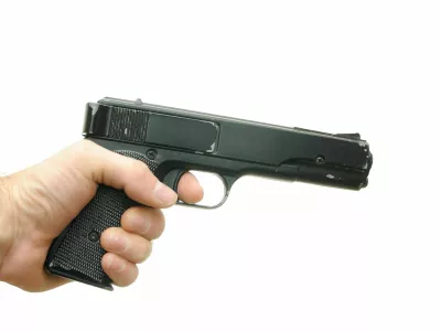 pi&scaron;tola v rokah mo&scaron;kega