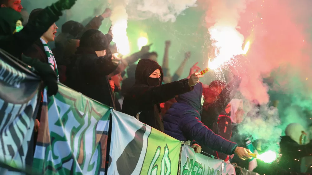 navija&scaron;ka skupina Green Dragons, navijači - izgredi - bakle - nogomet - Olimpija - Maribor, Prva liga T Slovenije, zaostala tekma 15. kroga: derbi- Nogometa&scaron;i ljubljanske Olimpije in Maribora so se v zaostali tekmi 15. kroga Prve lige TS raz&scaron;li z neodločenim izidom 2:2//FOTO: Bojan Velikonja