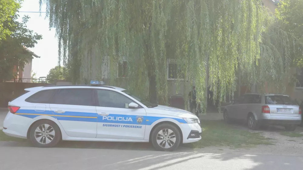 Policijski avto pred hi&scaron;o, v greznici katere naj bi na&scaron;li truplo pogre&scaron;ane ženske. 