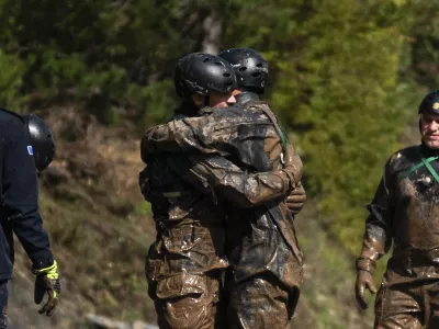 PREGLED LETA 20246.10. 2024 Re&scaron;evalca si padeta v objem, po tem ko sta izpod ru&scaron;evin prinesla &scaron;e eno žrtev katastrofalnih poplav in Donja Jablanica, BIH. FOTO: Nik Erik Neubauer