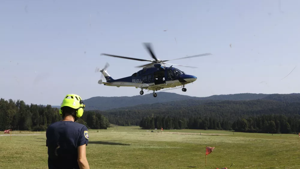 28.8.2025 - Policija - Policijski helikopter -  policijski kamp za srednje&scaron;olceFoto: Luka Cjuha