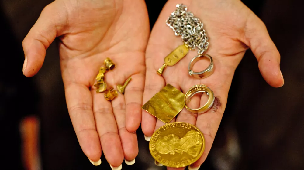 zlatarna - zlatarstvo - zlato - prodaja - odkup zlata - srebro - žlahtne kovine - nakit    //FOTO: Tomaž Zajel&scaron;nik