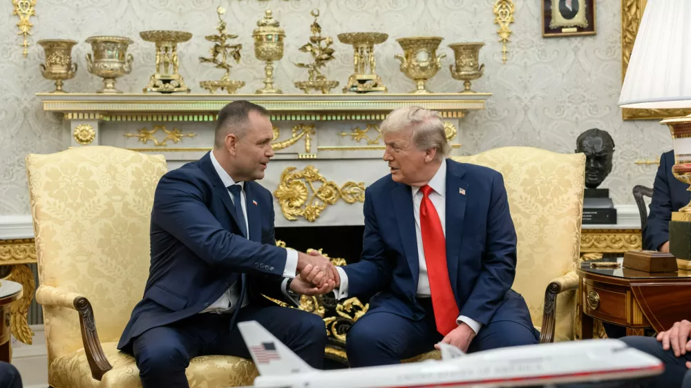 03 September 2025, US, Washington: US President Donald Trump (R) meets with Polish President Karol Nawrocki at the Oval Office of the White House. Photo: Daniel Torok/Planet Pix via ZUMA Press Wire/dpa
