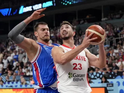 Basketball - FIBA EuroBasket 2025 - Group Phase - Turkey v Serbia - Xiaomi Arena, Riga, Latvia - September 3, 2025 Turkey's Alperen Sengun in action with Serbia's Nikola Jokic REUTERS/Ints Kalnins