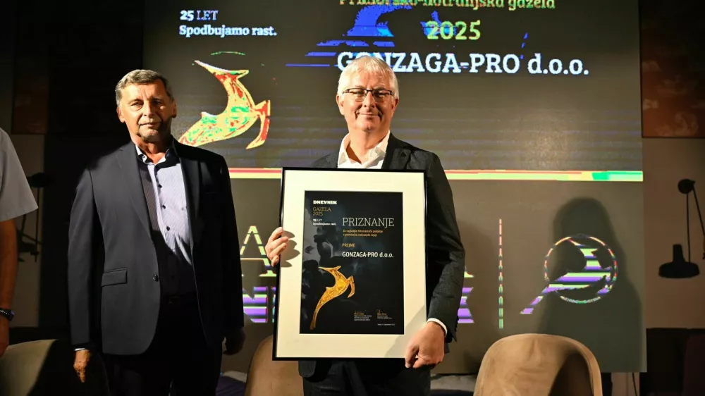 Direktor podjetja Gonzaga-pro Iztok Bizjak in Miran Lesjak, odgovorni urednik Dnevnika, ob prejemu nagrade. Foto: Nik Erik Neubauer