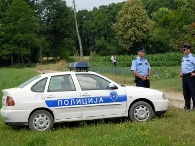 Učence in učitelje so po grožnjah evakuirali, policija pa pregleduje &scaron;ole. 