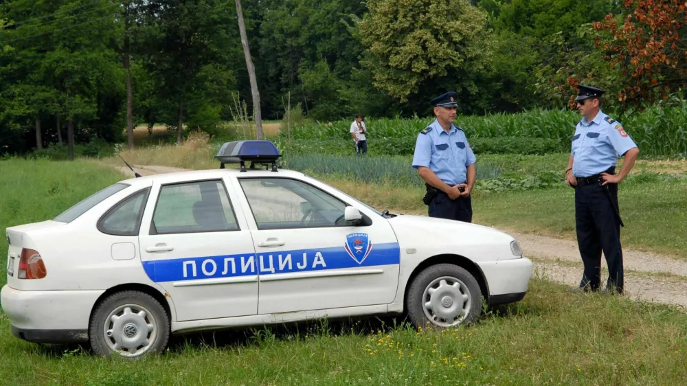 Učence in učitelje so po grožnjah evakuirali, policija pa pregleduje &scaron;ole. 