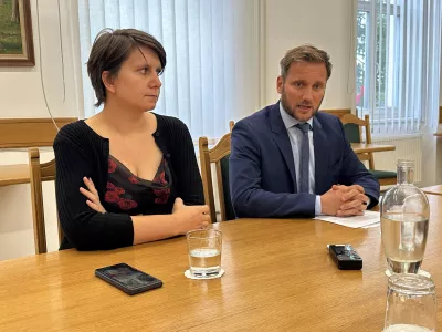 Kocevje, Obcina Kocevje.Predstavitev dela Zavoda za pomoc in oskrbo na domu Kocevje.Direktorica zavoda Alenka Gabrovec in kocevski zupan Gregor Kosir.