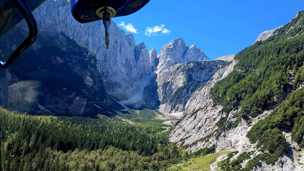 Re&scaron;evalni helikopter, policijski helikopter, nesreča v gorah, gorska nesreča, gore, GRZS, re&scaron;evanjeFoto: PU Kranj