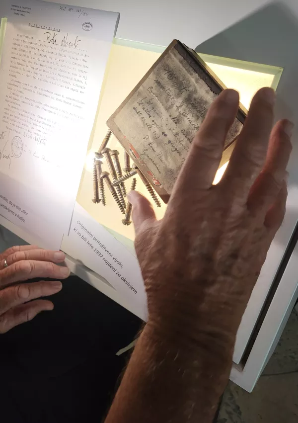 Piran vrnitev slike Vittore Carpaccio, originalni vijaki, s katerimi je bila pritrjena / Foto: Katja Gle&scaron;čič 