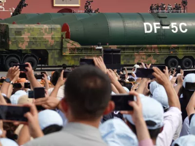 Zaradi dolžine so raketo predstavili po kosih. / Foto: Reuters