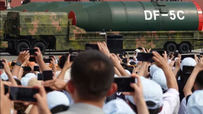 Zaradi dolžine so raketo predstavili po kosih. / Foto: Reuters