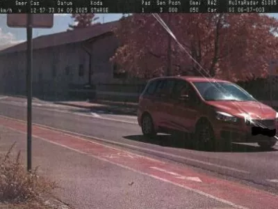 20-letni voznik začetnik je v neposredni bližini &scaron;ole divjal s hitrostjo 95 km/h. 