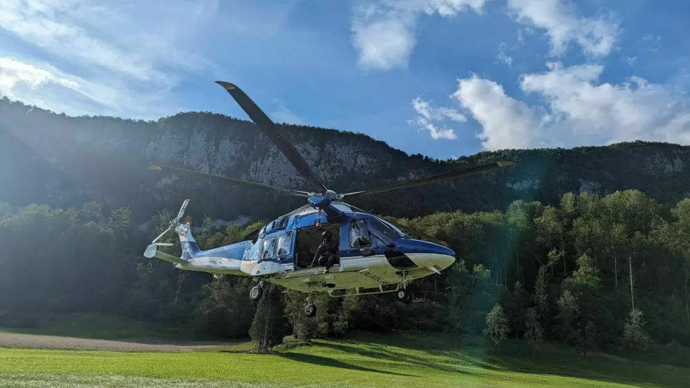 Policijski helikopter, del ekipe za gorsko re&scaron;evanje