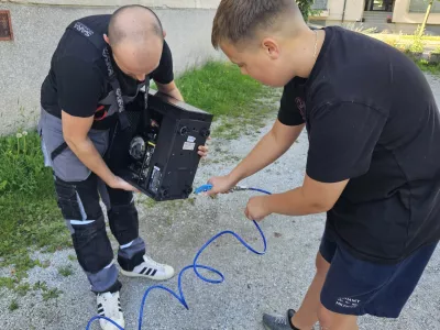 Namesto v ko&scaron; elektronske naprave na popravilo