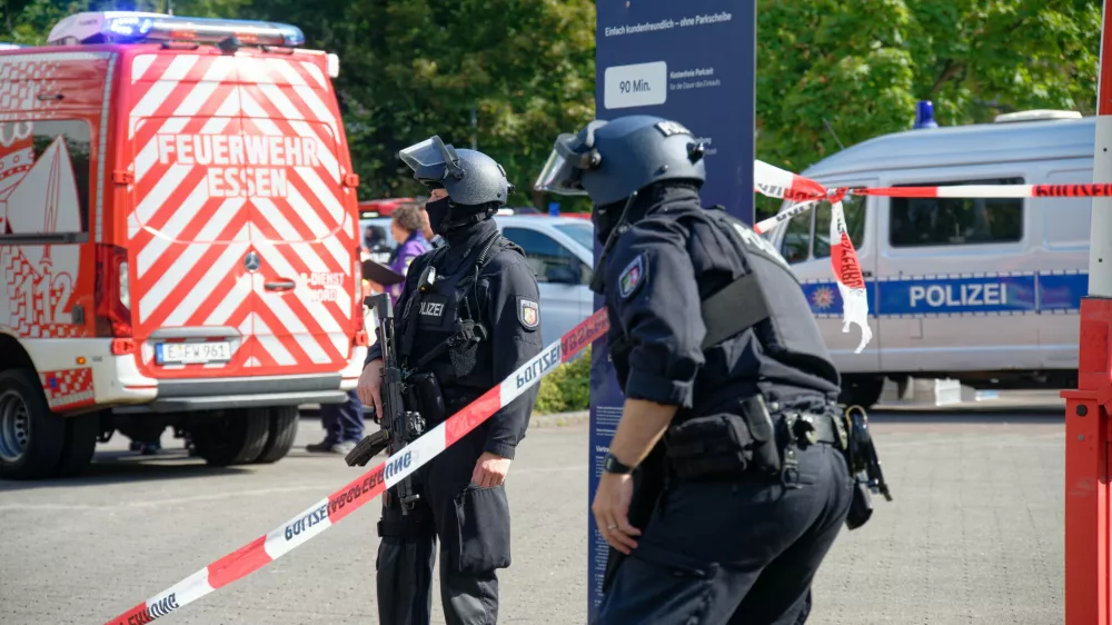 05 September 2025, North Rhine-Westphalia, Essen: Police officers stand at a barrier with flutter tape at a vocational college in Essen. A teacher at the vocational college was attacked and injured by a perpetrator with a knife. According to security sources, the perpetrator was a pupil at the school. He fled the scene. Photo: Henning Kaiser/dpa