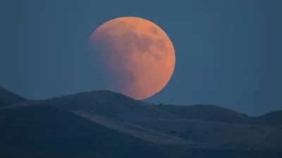 Super-blood moon rises over the Dragoon Mountains as viewed from Tombstone, Arizona / Foto: Cochisevista