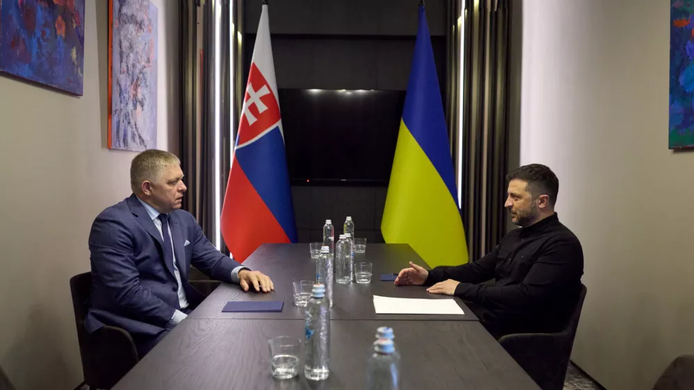 Ukraine's President Volodymyr Zelenskiy meets with Slovakia's Prime Minister Robert Fico, amid Russia's attack on Ukraine, in Uzhhorod, Ukraine September 5, 2025. Ukrainian Presidential Press Service/Handout via REUTERS ATTENTION EDITORS - THIS IMAGE HAS BEEN SUPPLIED BY A THIRD PARTY.