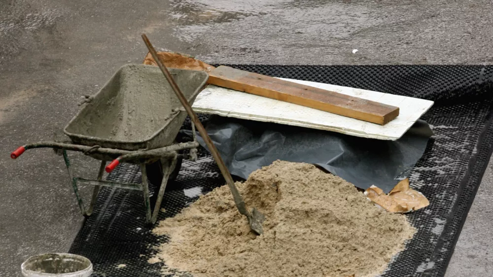 - ilustrativna fotografija - gradbeni&scaron;tvo - črna gradnja - čista lopata - samokolnica - //FOTO: Tomaž Skale / Foto: Tomaž Skale