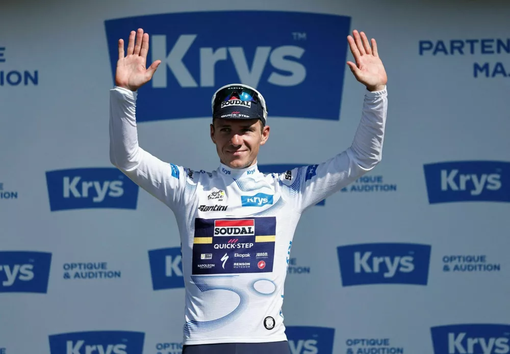 FILE PHOTO: Cycling - Tour de France - Stage 8 - Saint-Meen-le-Grand to Laval - Laval, France - July 12, 2025 Soudal Quick-Step's Remco Evenepoel celebrates on the podium wearing the white jersey after stage 8 REUTERS/Benoit Tessier/File Photo / Foto: Benoit Tessier