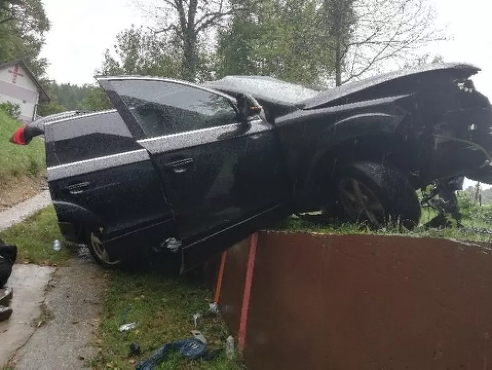 Prometna nesreča s smrtnim izidom Veliki Okič. 17-letni srbski državljan je prevažal 9 pakistanskih in enega banglade&scaron;kega državljana in bežal pred policijo. / Foto: Pu Maribor